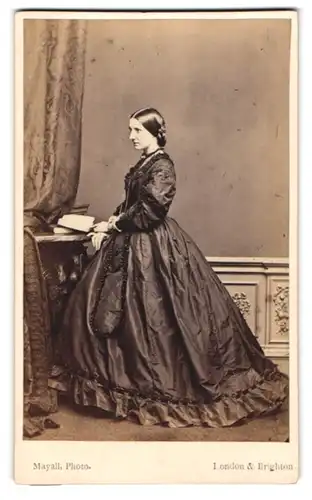 Fotografie Mayall, London, 224. Regent Street, Junge Schönheit im hochwertigen Kleid und unbezahlbarem Schmuck
