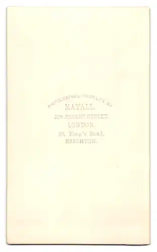 Fotografie Mayall, London, 224. Regent Street, Junge Schönheit im hochwertigen Kleid und unbezahlbarem Schmuck