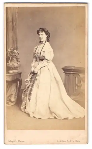 Fotografie Mayall, London, 224. Regent Street, Schönheit mit offenen Locken im weissen Biedermeierkleid