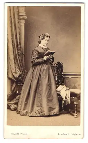 Fotografie Mayall, London, 224. Regent Street, Dame mittleren Alters mit Blumengesteck im Haar ein Buch lesend
