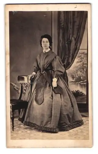 Fotografie T. Kingsmill, Ashford, 1. George Street, Junge Dame im karierten Biedermeierkleid