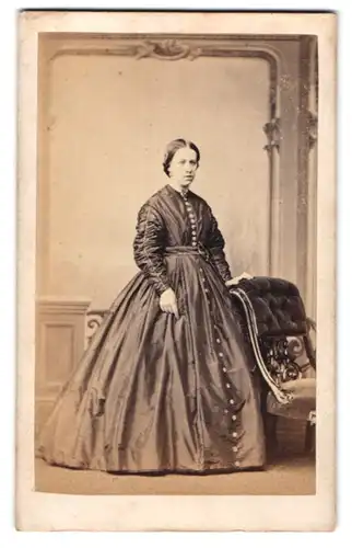 Fotografie E. Eccles, Bury, Agur Street, Junge Dame mit Hochsteckfrisur im zugeknöpftem Biedermierkleid