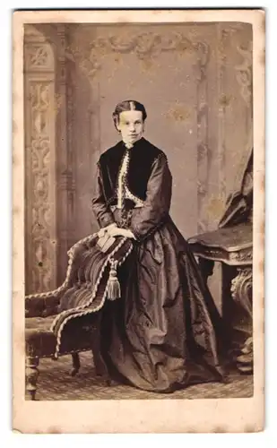Fotografie E. Gregson, Halifax, Waterhouse Street, Junges Mädchen im verzierten Biedermeierkleid mit Brosche am Kragen