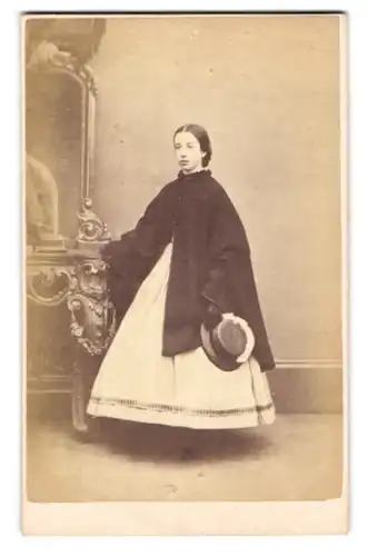 Fotografie W. Nichols, Cambridge, St. Mary`s Passage, Mädchen im weissen Reifrockkleid mit schwarzem Mantel