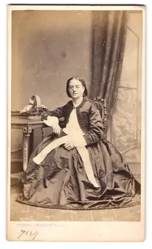Fotografie Turner & Everitt, Islington, 17. Upper Street, Gestandene Dame mit kurzem Haar im hochwertigen Kleid