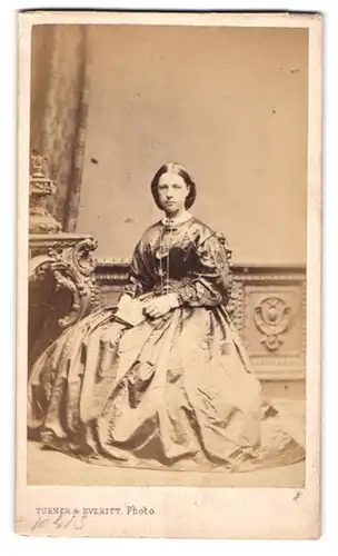 Fotografie Turner & Everitt, Islington, 17. Upper Street, Junge Dame im unbezahlbaren Reifrockkleid und Halskette