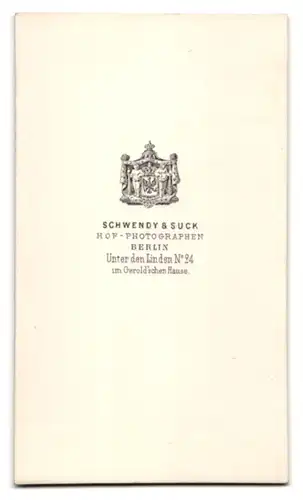 Fotografie Schwendy & Suck, Berlin, Unter den Linden 24, Dame mit aufgerollten Schnecken im teuren Biedermeierkleid