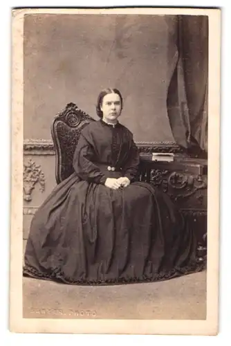 Fotografie Sawyer, Norwich, 46. London Street, Junge Dame mit dezenter Brosche am Kragen ihres teuren Kleides