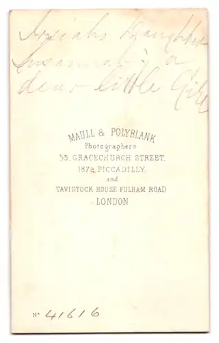 Fotografie Maull & Polyblank, London, 55. Gracechurch Street, Kleines Mädchen im schwarzen Rüschenkleid