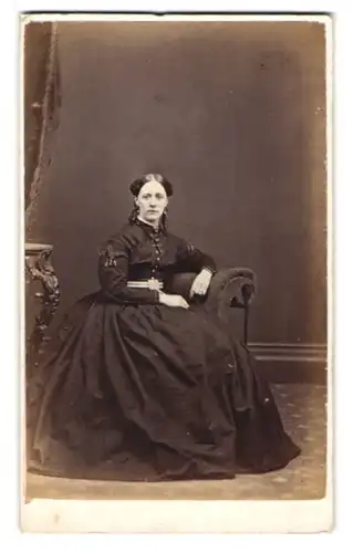 Fotografie J. Reay, St. Bees, To the College, Junge Fau mit Korkenzieherlocken im bestickten Biedermeierkleid