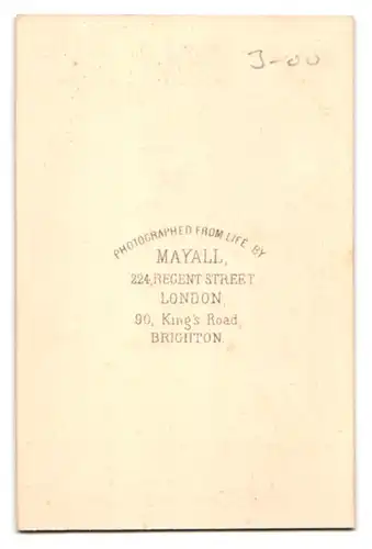 Fotografie Mayall, London, 224. Regent Street, Niedliches Kleinkind mit frisierter Tolle im strahlend weissen Kleidchen