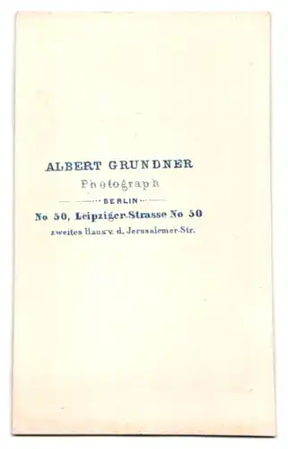 Fotografie Albert Grundner, Berlin, Leipziger Strasse 50, Junges Mädchen im gepunkteten Biedermeierkleid und Hut