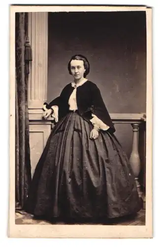 Fotografie E. Luban, Görlitz, Dame in zeitgenössicher Bluse mit weitem Reifrock und edler Brosche am Kragen