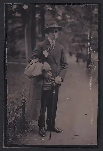 Fotografie Ferrotypie stattlich gekleideter junger Herr im Anzug mit Flanierstock und Hut, Dandy