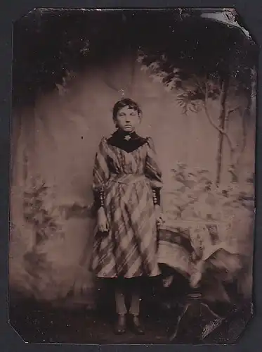 Fotografie Ferrotypie junges Mädchne im gestreiften Kleid mit Brosche stehen vor einer Studiokulisse