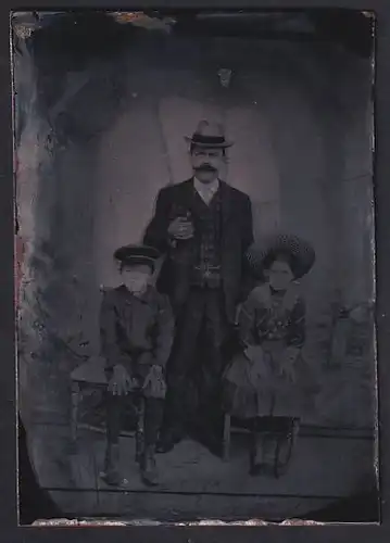 Fotografie Ferrotypie Vater im Anzug mit seinen zwei Kindern posiert im Atelier
