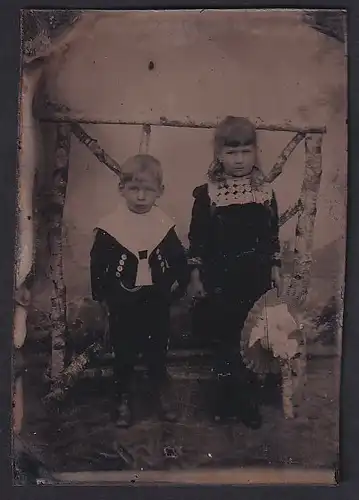 Fotografie Ferrotypie zwei niedliche Kinder in dunkler Kleidung mit Sommerhut schauen in die Kamera