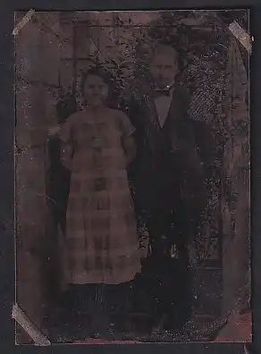 Fotografie Ferrotypie junges Paar im karierten Kleid und im feinen Anzug