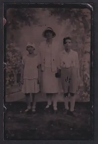 Fotografie Ferrotypie Mutter im hellen Kleid mit ihren beiden Kindern im Kleid und in halbkurzer Hose mit Hosenträgern