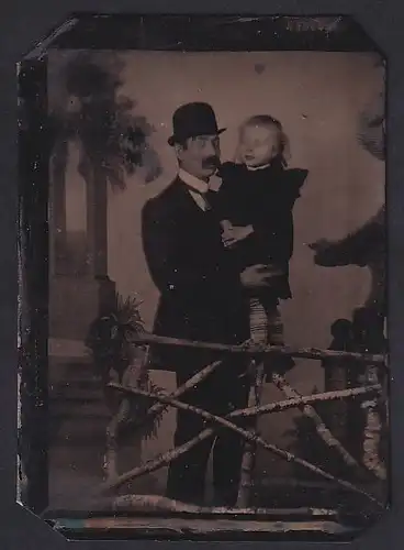 Fotografie Ferrotypie Vater im dunklen Anzug mit Melone hält Töchterchen im Arm, Moustache
