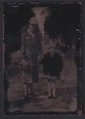 Fotografie Ferrotypie junge Mutter im Sonntagskleid mit Töchterchen an der Hand, Handtasche