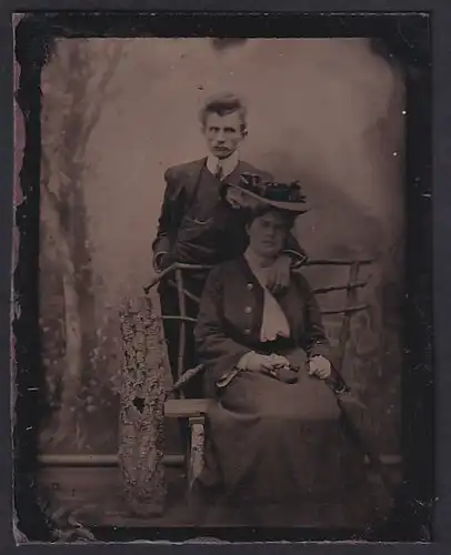 Fotografie Ferrotypie junges Paar im Biedermeierkleid mit breitem Hut und im Anzug