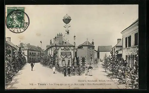 AK Toury, Rue National, Les Fetes Mai 1909, Ballon