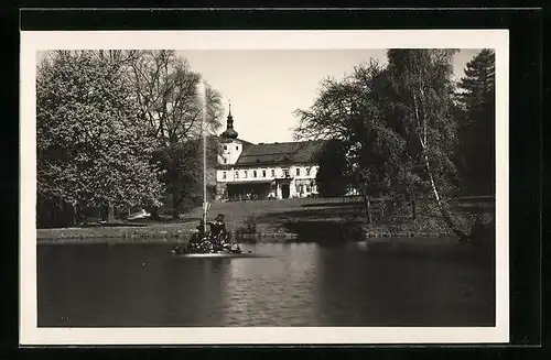 AK Wiesenberg, Neptunbrunnen im Teich