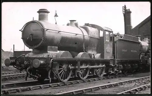 Fotografie Eisenbahn Gross Britannien, Dampflok Nr. 2281, Tender-Lokomotive vor Lokschuppen