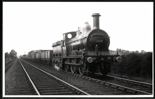Fotografie Eisenbahn Gross Britannien, Dampflok Nr. 3264, Güterzug mit Tender-Lokomotive