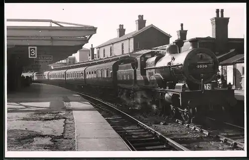Fotografie unbekannter Fotograf, Ansicht Gloucester, Eisenbahn Gross Britannien, Dampflok Nr. 1030, Zug im Bahnhof