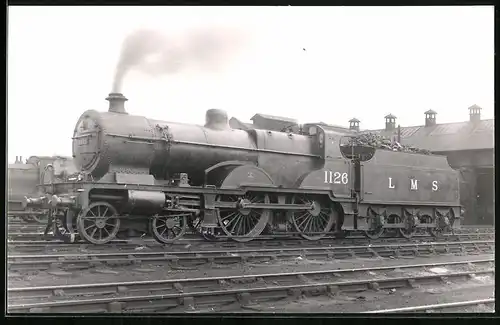 Fotografie Eisenbahn Gross Britannien, Dampflok Nr. 112, LMS Tender-Lokomotive vor dem Depot