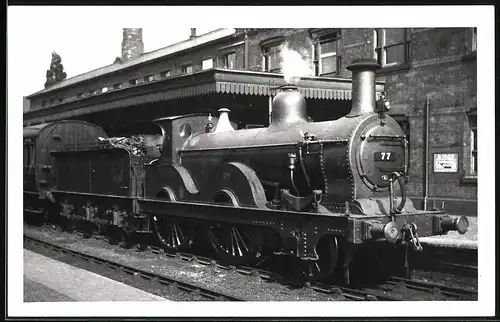 Fotografie L. Hanson, Northampton, Ansicht Northampton, Eisenbahn Gross Britannien, Dampflok Nr. 77, Zug im Bahnhof