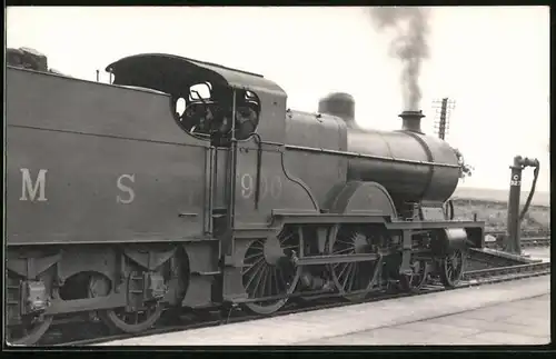 Fotografie Eisenbahn Gross Britannien, Dampflok Nr. 900, LMS Tender-Lokomotive & Lokführer