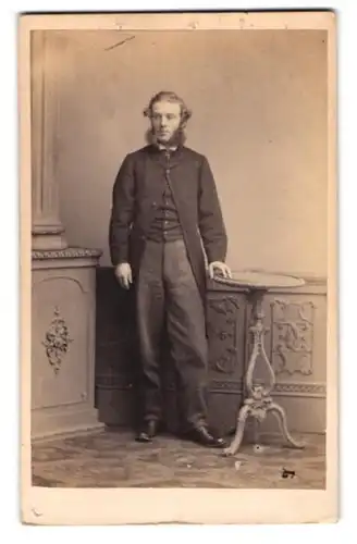 Fotografie C. T. Newcombe, London, 135. Fenchurch Street, Junger Herr mit wirrem Backenbart in feinsten Stoff gekleidet