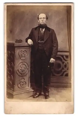 Fotografie J. Jones, Newport, Dock Street, Gestandener Mann mit prächtigem Kinnbart im edlen Anzug