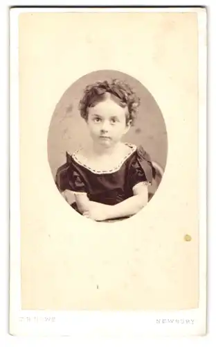 Fotografie T. B. Howe, Newbury, 42. Northbrook Street, Niedliches Mädchen m. Schleife im Haar und erwartungsvollem Blick