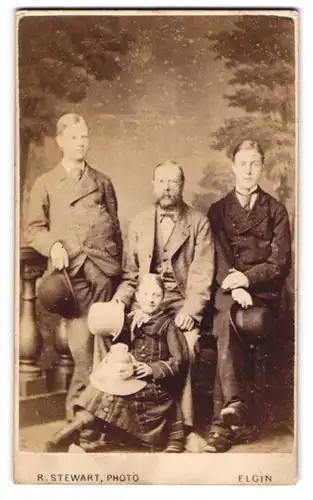 Fotografie R. Stewart, Elgin, High Street, Gutbürgerlicher Vater mit seinen drei Kindern unterschiedlichen Alters