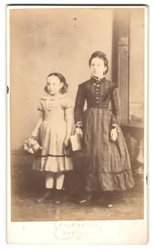 Fotografie unbekannter Fotograf und Ort, Junges Schwesternpaar in hochwertigen Kleidern mit prunkvollem Schmuck