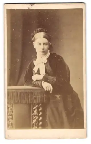 Fotografie W. M. Harrison & Co., Falmouth, 9. Berkeley Vale, Junge Frau mit Hochsteckfrisur im verzierten Rüschenkleid