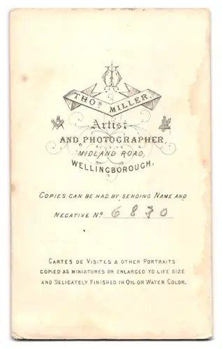 Fotografie T. Miller, Wellingborough, Midland Road, Vater und Sohn in edle Gewänder gekleidet