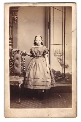 Fotografie A. E. Scales, Hartlepool, Kleines Mädchen mit offenen Haaren im gutbürgerlichen Rüschenkleid