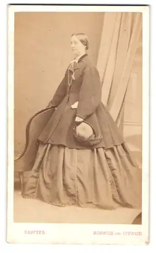 Fotografie Sawyer, Norwich, 46. London Street, Frau mittleren Alters im teuren Reifrockkleid und einem Filzmantel