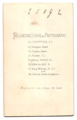 Fotografie School of Phot., London, 52. Cheapside, Junger Herr mit prächtigem Vollbart im edlen Kostüm