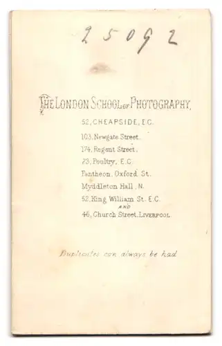 Fotografie School of Phot., London, 103. Newgate Street, Greis im modischen Anzug mit übergrosser Fliege