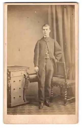 Fotografie School of Phot., London, 103. Newgate Street, Junger Burschen im adretten Anzug mit Zylinder in der Hand