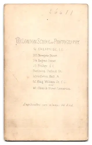 Fotografie School of Photography, London, 52. Cheapside, Herr mit Kaiser-Wilhelm-Bart im feinen Gewand