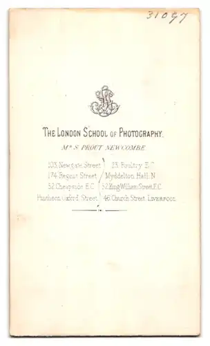 Fotografie School of Photography, London, 52. Cheapside, Gestandener Mann im modischen Anzug in einem Buch lesend