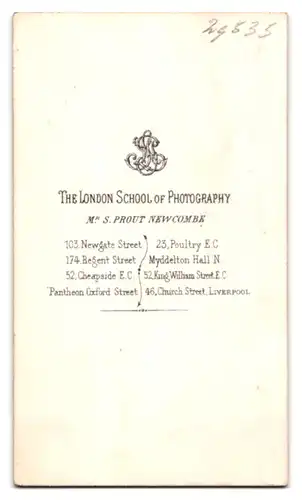 Fotografie School of Photography, London, 52. Cheapside, Gestandene Dame mit Korkenzieherlocken im edlen Kleid