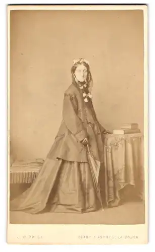 Fotografie J. W. Price, Derby, Babington Lane, Bürgerliche Dame mit einem Schirm